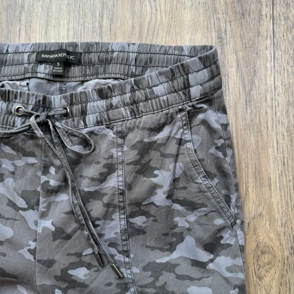 Banana Republic Gray Camouflage Cargo Joggers - Size Small - Picture 7 of 13